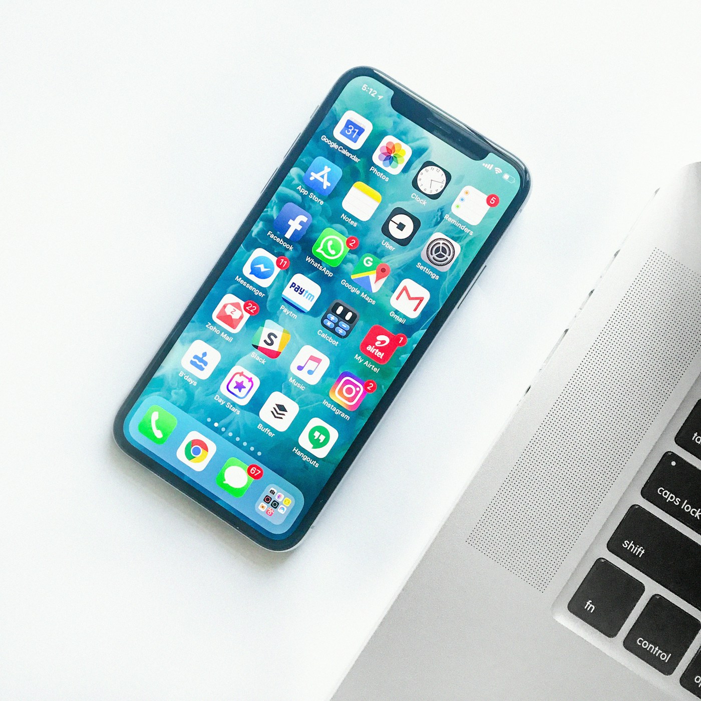 手机与海外应用使用场景实拍图